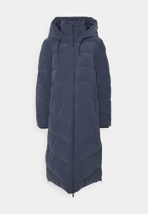 Lång marinblå pufferjacka med huva, med dragkedja fram, vertikala quiltade sektioner och justerbara snören vid huvan.