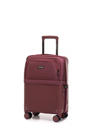 Marlboro rode harde koffer met gestructureerde verticale strepen, dubbele soepel rollende wielen, uittrekbare handgreep en een ritsvak aan de voorkant.