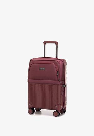 Valise rigide compacte bordeaux avec poignée télescopique, quatre roues pivotantes, poche avant zippée et serrure à combinaison intégrée.