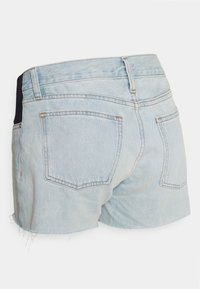 Calções de ganga azul claro com bainha desfiada, duas bolsos traseiros e um cós preto em contraste. Apresenta detalhes de costura clássicos.
