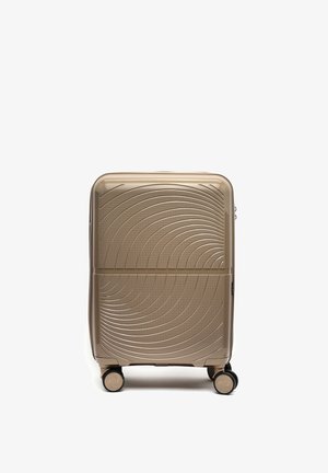 Kompaktan tvrdi kofer zaobljenih rubova, zakrivljenih utisnutih uzoraka i četiri kotača koji se okreću za 360 stupnjeva u boji taupe.