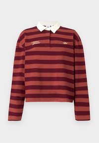 Bordo in rjav tigrovan dolgem rokavu polo srajco z belim ovratnikom, ki vsebuje zlato vezeno blagovno znamko in majhen logotip na prsih.