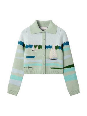 Cardigan tricoté vert clair avec fermeture à boutons, orné de broderies de voiliers et de rayures horizontales bleues, vertes et beiges.