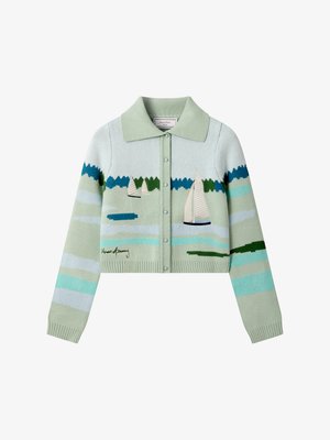 Cardigan tricoté vert clair avec fermeture à boutons, orné de broderies de voiliers et de rayures horizontales bleues, vertes et beiges.
