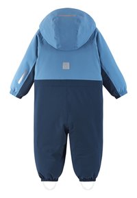 Modré a tmavomodré zateplené overaly s kapucňou, elastickými manžetami a reflexným akcentom na hrudi. Flexibilný, vodoodpudivý materiál.