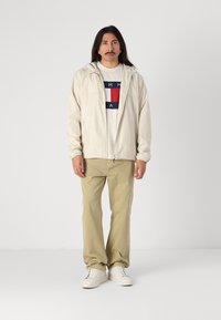 Tommy Jeans OTIS  - Chinos - relic tan