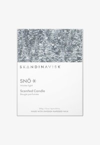 Duftlys emballage med et sneklædt skovdesign, der har en hvid boks, grå accenter og tekst, der beskriver duft og materiale.