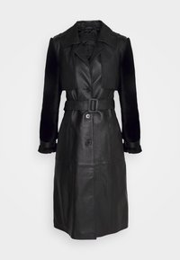 Trench-coat en cuir noir avec taille ceinturée, fermeture à boutons, large col et manches longues avec détails de sangles.