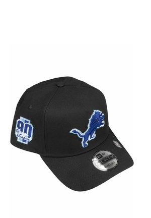 Schwarze verstellbare Baseballkappe mit blauem, brüllendem Löwenlogo auf der Vorderseite und "90 Seasons"-Aufnäher an der Seite.
