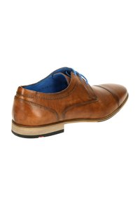 Brązowe skórzane buty oxford z niebieskimi sznurowadłami, gładkie wykończenie, spiczasty nosek, kontrastowa beżowa podeszwa i minimalne detale przeszyć.