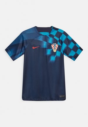 Camiseta de fútbol azul oscuro con un patrón de cuadros azul claro en el hombro derecho, swoosh rojo de Nike y escudo de fútbol croata en el pecho.