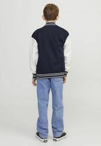 Jack & Jones Junior MIT RUNDHALS GEDRUCKT MINI - Chaquetas bomber - navy blazer