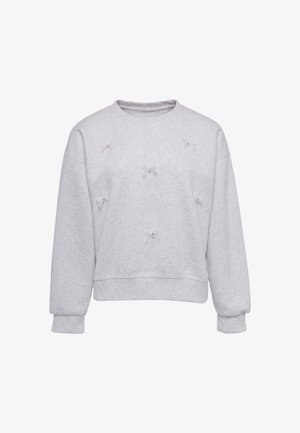 Lys grå sweatshirt med lange ærmer, små dekorative sløjfer og perler syet på fronten, vist mod en ensfarvet hvid baggrund.