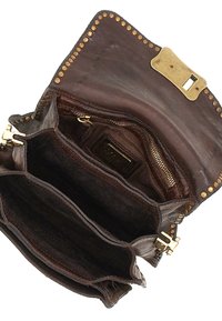 Borsa a mano in pelle marrone con bordatura borchiata, dotata di più scomparti, una tasca con cerniera e chiusura a scatto in ottone. Interno in tessuto scuro.