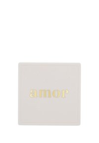 Sottobicchiere quadrato in ceramica bianca con la scritta dorata in rilievo "amor" centrata sulla superficie.