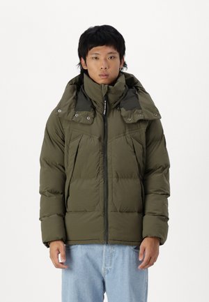 Chaqueta de plumas verde oliva con un alto cuello, cierre de cremallera y detalles de botones a presión. Presenta un diseño acolchado y un sutil detalle en los hombros.