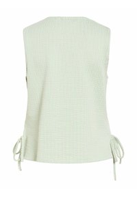 Haut sans manches vert clair texturé avec des rayures verticales et des liens latéraux à l'ourlet, vu de dos.