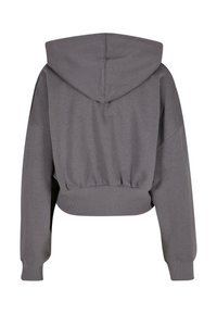 Przycięta szara bluza z kapturem na sznurki, ściągacze na rękawach i elastyczny dół. Gładka tekstura, luźny krój i opadające ramiona.