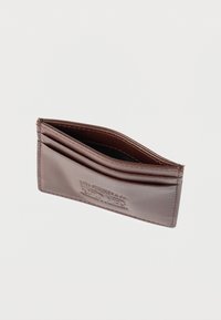 Καφέ δερμάτινο πορτοφόλι κάρτας με πολλαπλές θήκες για κάρτες και ανάγλυφο λογότυπο Levi Strauss & Co. στο μπροστινό μέρος.