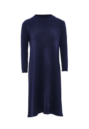 Rochie tricotată bleumarin cu mâneci trei sferturi, textură cu nervuri pe corp, fustă netedă, decolteu la baza gâtului și o siluetă relaxată.