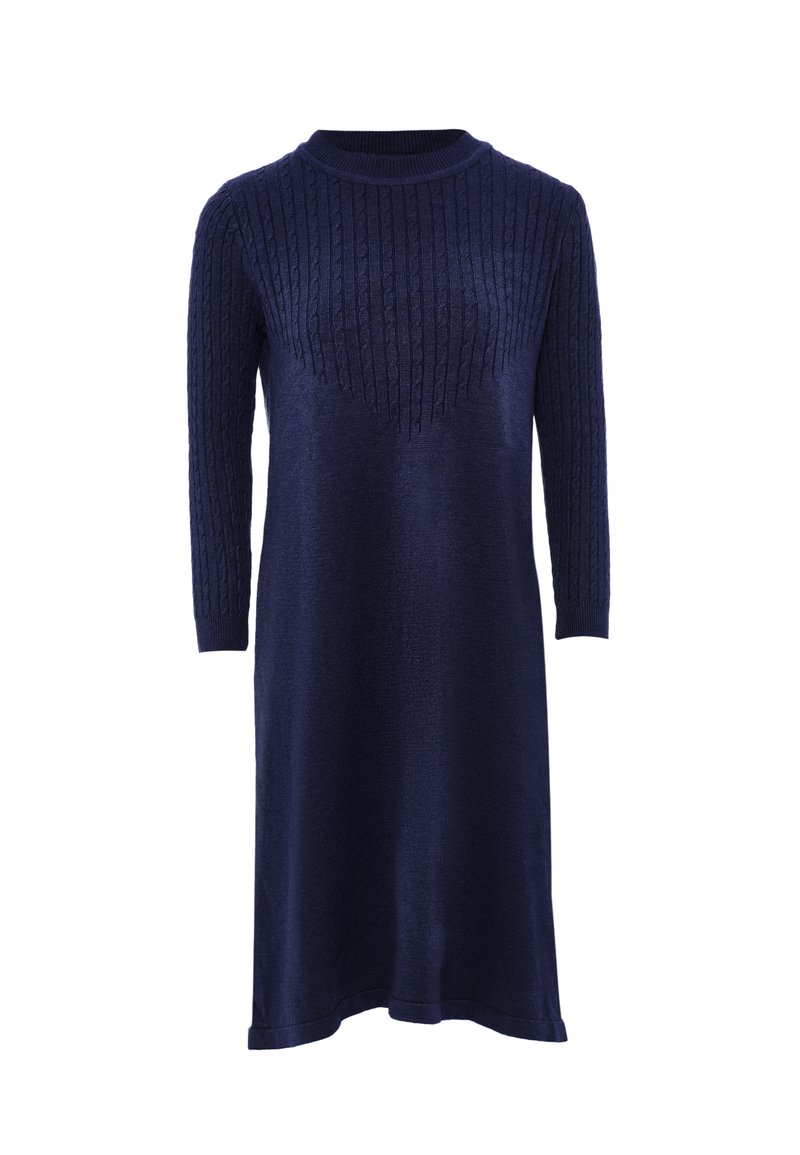 Rochie tricotată bleumarin cu mâneci trei sferturi, textură cu nervuri pe corp, fustă netedă, decolteu la baza gâtului și o siluetă relaxată.