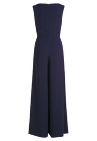 Combinaison sans manches bleu marine avec une coupe droite, un design à jambes larges, une fermeture éclair dans le dos, et un tissu lisse et léger.