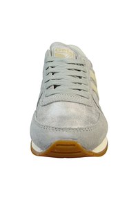 Zapatilla de ante gris con un acabado texturizado, que presenta rayas beige, suela de goma y cordones en la parte frontal para un ajuste seguro.