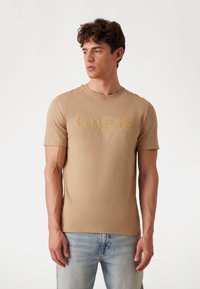 Guess LOGO BEFLOCKUNG - Marškinėliai su spaudiniu - hellbraun