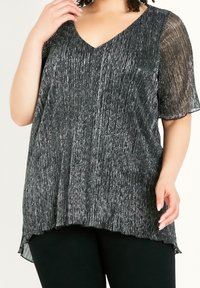 Top plissettato nero e argento con scollo a V e maniche sheer corte, caratterizzato da un morbido tessuto testurizzato e una vestibilità comoda.