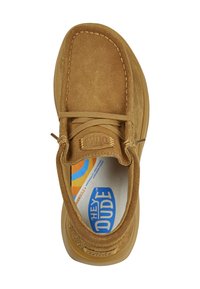 Scarpa in suede marrone con una texture liscia, caratterizzata da una punta rotonda, lacci semplici e una soletta brandizzata con un design colorato all'interno.