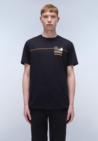 Sort bomulds t-shirt med korte ærmer. Har et grafisk tryk i orange og hvid, herunder en globe og bjergdesign på brystet.