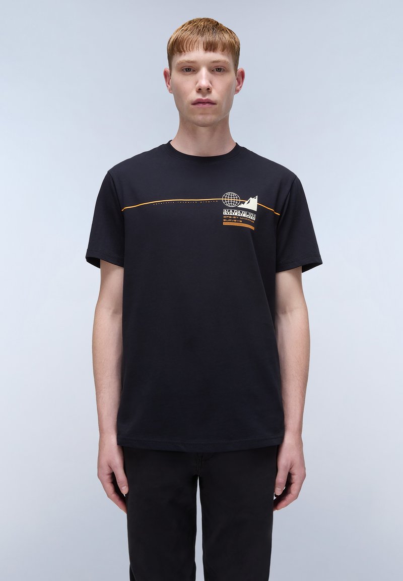 Sort bomulds t-shirt med korte ærmer. Har et grafisk tryk i orange og hvid, herunder en globe og bjergdesign på brystet.
