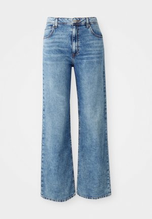Jeans larges en denim bleu clair avec une taille haute, dotés de cinq poches, d'une fermeture par bouton supérieur et de surpiqûres contrastées le long des coutures.