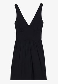 Robe noire sans manches avec un décolleté plongeant en V, corsage ajusté et jupe froncée ; fabriquée en tissu doux et texturé avec un minimum de détails.