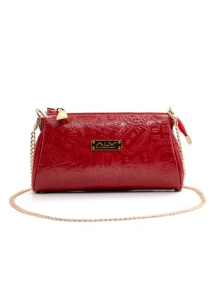 Rød læder clutch taske med prægede frimærker, guld logo plade, guld kæderem og guld lynlås træk, vist på hvid baggrund.