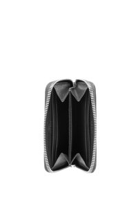 Černá kožená peněženka se zipovým uzávěrem, obsahující dvě přihrádky, hladkou texturu a kontrastní stříbrné kování podél zipu.