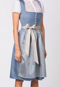Traditionelles blaues Kleid mit taillierter Oberseite, Spitzenverzierungen und einem voluminösen Rock mit gemusterter Überlagerung, akzentuiert mit einem satinbeigen Band.
