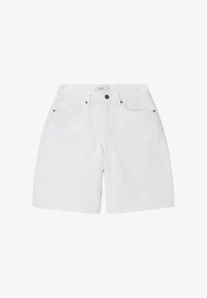 Shorts en denim blanc avec bouton et fermeture éclair à l'avant, cinq poches et passants pour ceinture, présentés à plat sur un fond blanc.