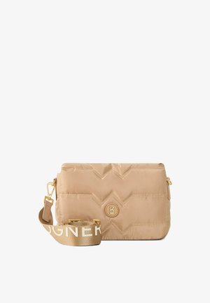 Gequilte beige tas met gouden hardware, een B-logo en een afneembare beige schouderriem met witte letters. Accentstiksels in chevronpatroon.
