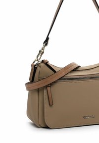 Borsa a tracolla in pelle beige con forma rettangolare, dotata di una zip superiore, tracolla marrone e accessori in tono dorato. Design semplice e texture liscia.