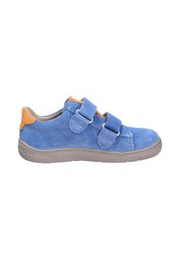 Scarpa blu in camoscio con due cinturini regolabili in Velcro, suola in gomma grigia e un piccolo dettaglio in camoscio marrone sul tallone.