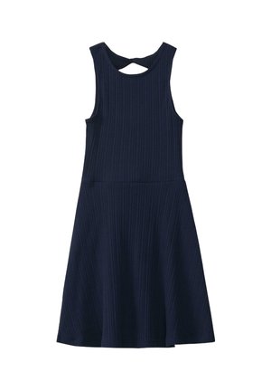 Ærmeløs marineblå ribstrikket kjole med rund halsudskæring og en lille nøglehulskæring bagpå, der blidt flår ud fra taljen.