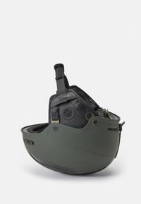 Kask ochronny w ciemnozielonym i czarnym kolorze, charakteryzujący się gładką powierzchnią, regulowanymi paskami oraz otworami wentylacyjnymi dla lepszej cyrkulacji powietrza.