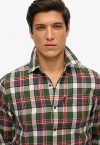 Geruite flanellen overhemd in groen, rood en blauw met een button-down kraag. Voorzien van een borstzakje en een gestructureerde stof met zichtbare stiksels.