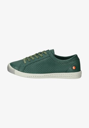 Sneaker verde in pelle con design perforato, lacci verdi e suola in gomma bianca con motivo a pois. Accentazione arancione sul tallone.