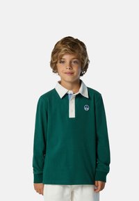 Camisa polo de manga larga en algodón verde oscuro con un color blanco en el cuello, que presenta un emblema redondo azul en el pecho y puños acanalados.