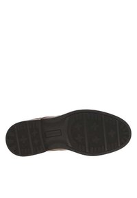 Suela de zapato con un diseño de goma texturizada negra, con ranuras horizontales y verticales para tracción, y un parche central con logo para la marca.