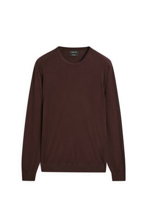 Pull marron à manches longues en tissu doux, avec un col rond et un ourlet ajusté. Pas de motifs visibles ni de détails en matériel.