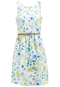 Robe blanche sans manches avec imprimé floral bleu, vert et jaune, taille froncée et fine ceinture beige avec petite boucle.
