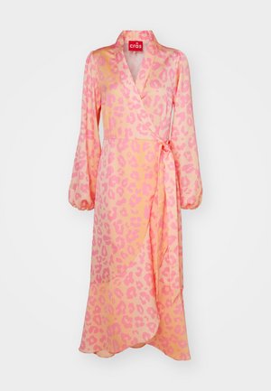 Leopardprint wikkeljurk in roze en perziktinten, gemaakt van lichtgewicht stof, met lange pofmouwen en een strikceintuur.